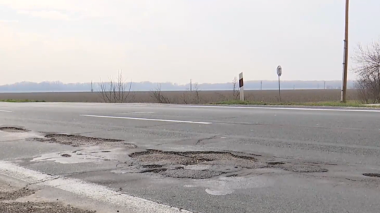 Na snímke výtlky na ceste.