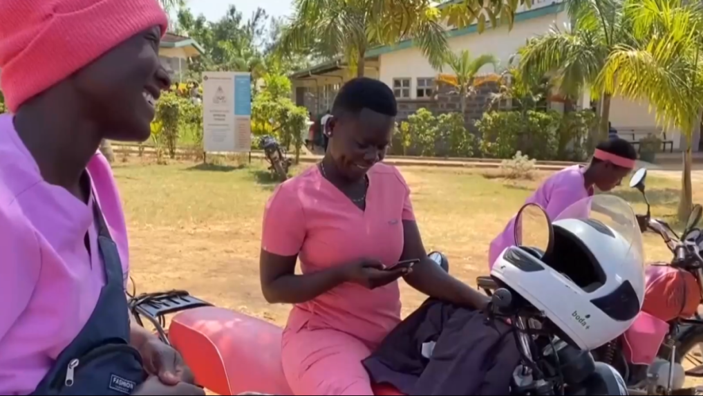 Ženy z iniciatívy Boda Girls sú vyškolené v základnej starostlivosti o matky a deti.