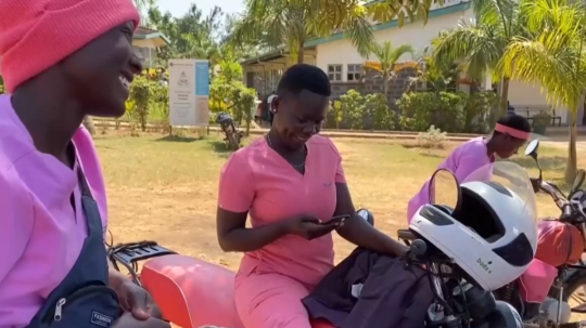 Ženy z iniciatívy Boda Girls sú vyškolené v základnej starostlivosti o matky a deti.