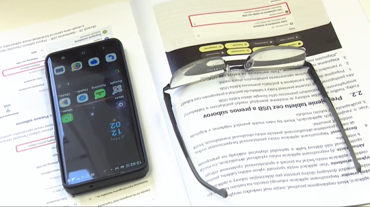 Na snímke telefón a okuliare.