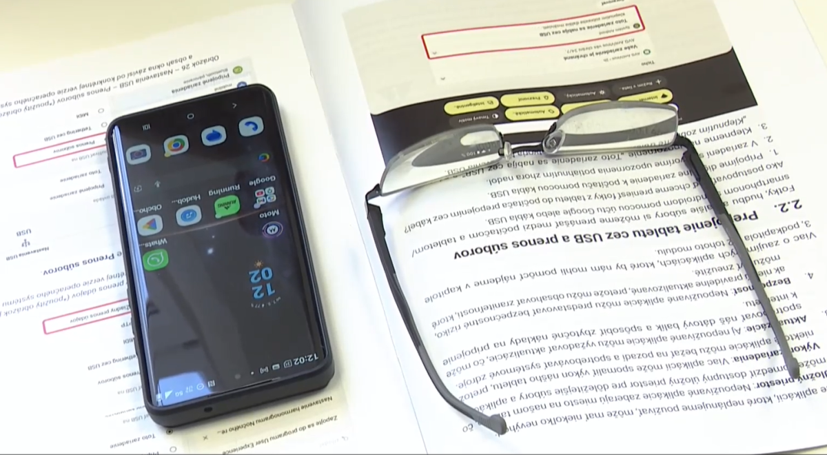 Projekt Digit&aacute;lni seniori m&aacute; na Slovensku už desiatky tis&iacute;c absolventov. Každ&yacute; z nich po za&scaron;kolen&iacute; z&iacute;ska nov&yacute; tablet