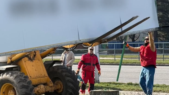 Na snímke odstraňujú bilboard.