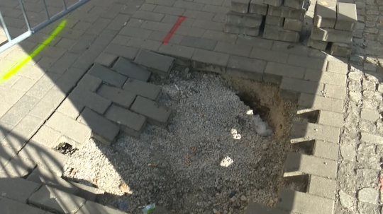 Na snímke prepadnutý chodník.