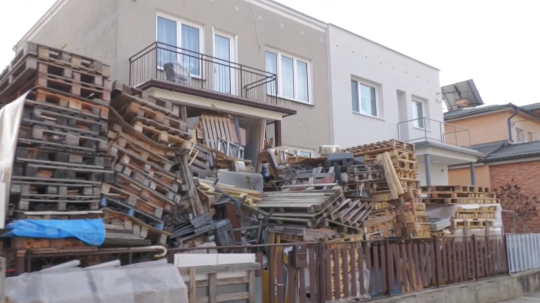 odpad pri dome v Bojniciach