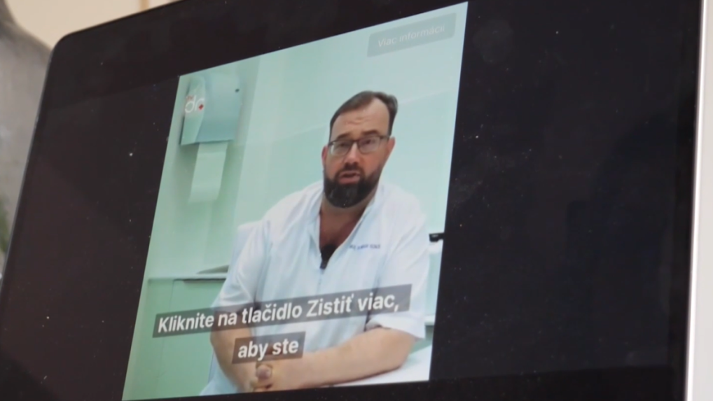 Na snímke záber z videa vytvoreného umelou inteligenciou, na ktorom je deepfake lekára.