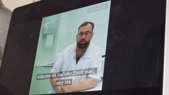 Na snímke záber z videa vytvoreného umelou inteligenciou, na ktorom je deepfake lekára.