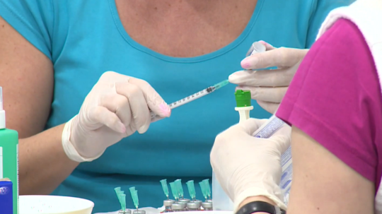 Na snímke zdravotná sestra drží striekačku.