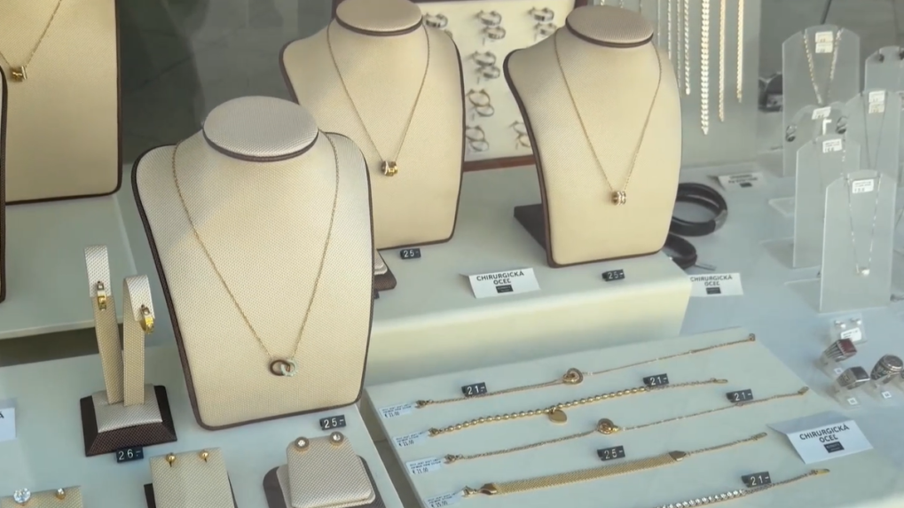 Majiteľ klenotníctva prepísal firmu, na zamestnankyne však zabudol. Nemajú prácu ani výplatu