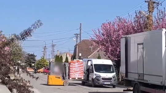 Na snímke tovar pred domami vo Veľkej Mači.