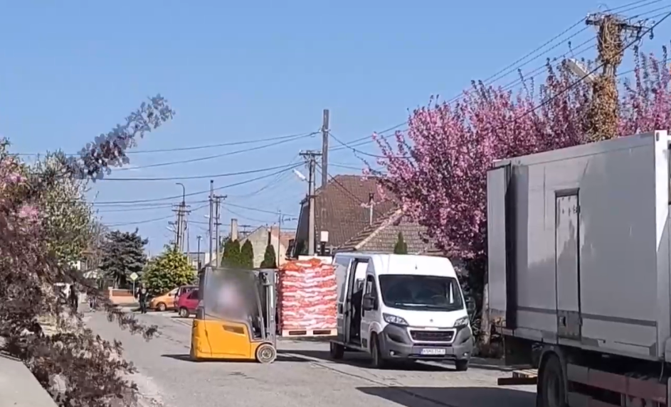 Na snímke tovar pred domami vo Veľkej Mači.