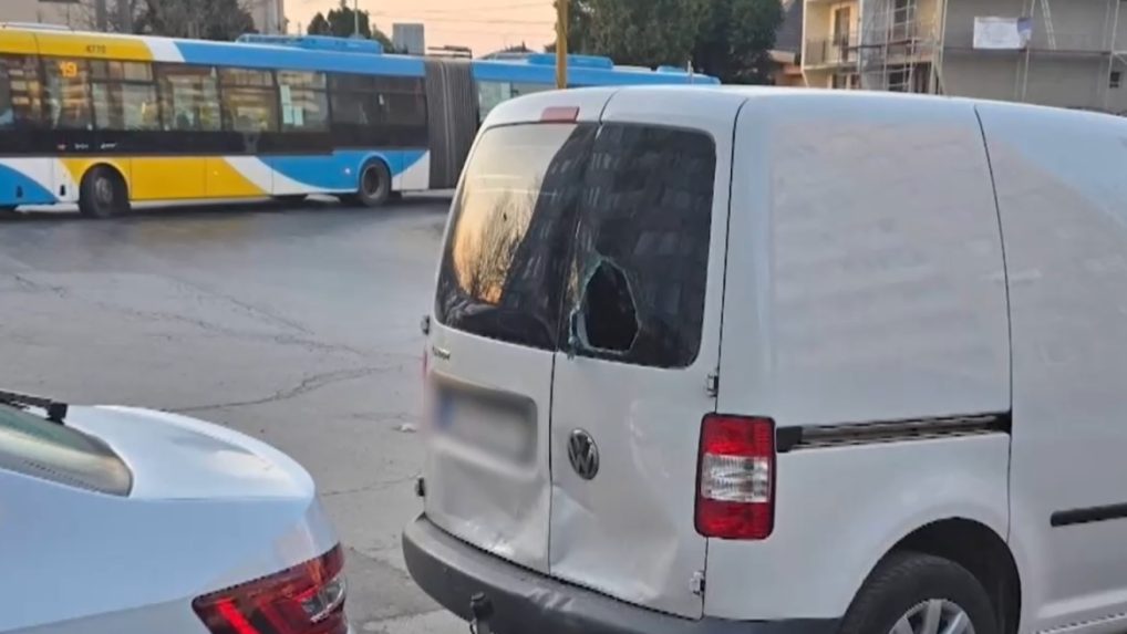 Vo viacerých prípadoch zlodeji rozbili zadné sklo auta.