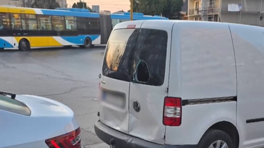 Vo viacerých prípadoch zlodeji rozbili zadné sklo auta.