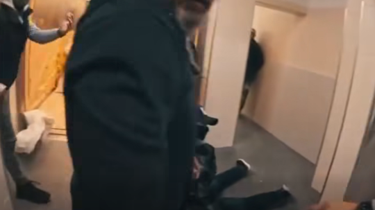 Na snímke zásah polície.