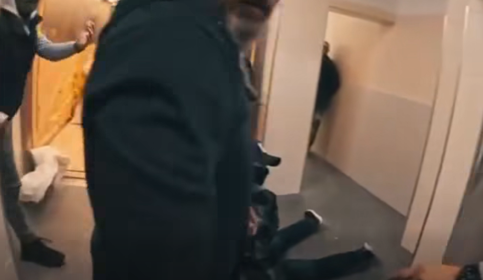 Na snímke zásah polície.