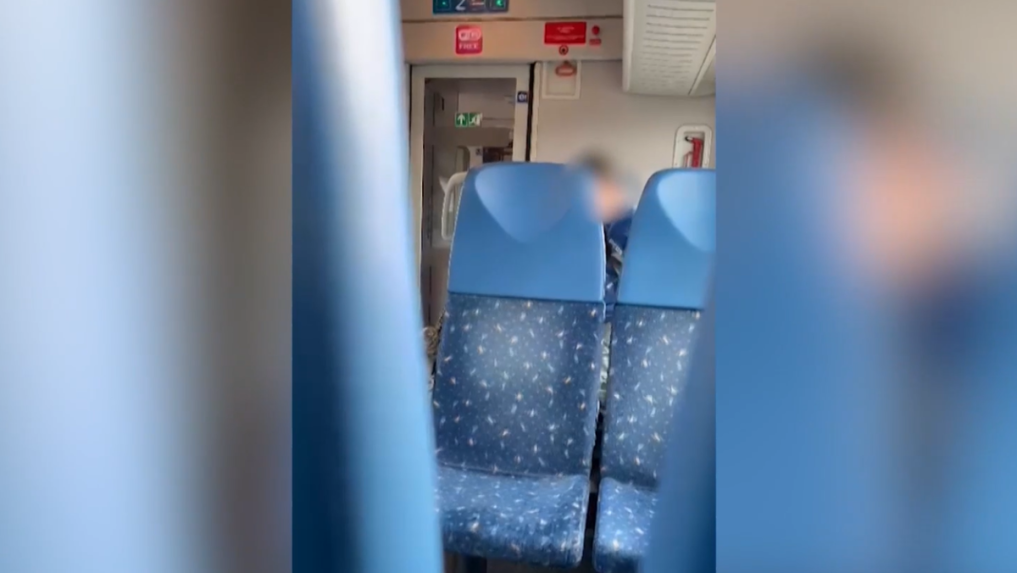 Na snímke neprispôsobiví cestujúci.