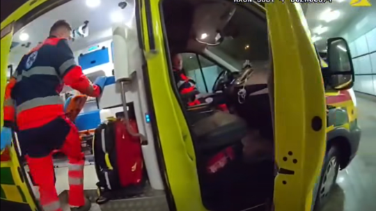 Na snímke záchranári.