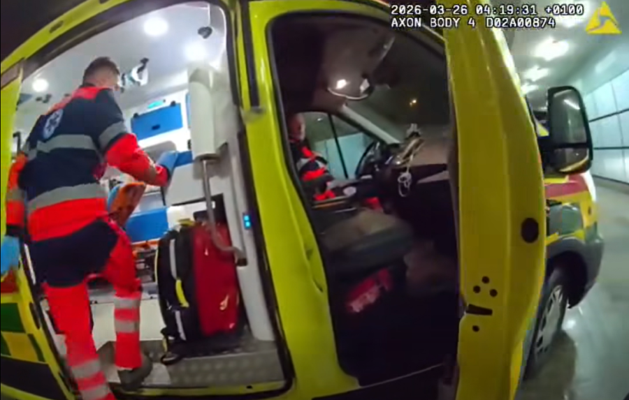 Na snímke záchranári.