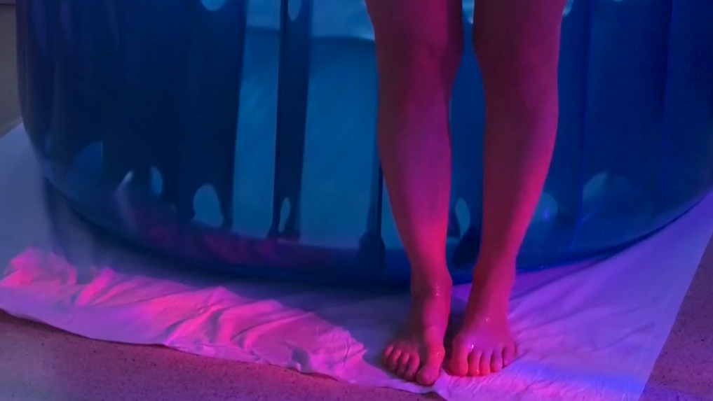 Na snímke žena stojí pred pôrodným bazénom.