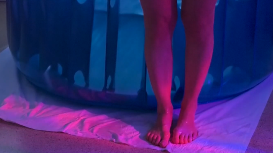 Na snímke žena stojí pred pôrodným bazénom.