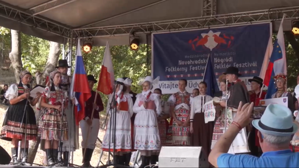 Na snímke festival.