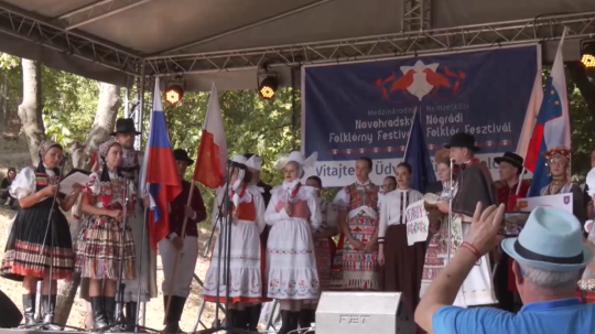 Na snímke festival.