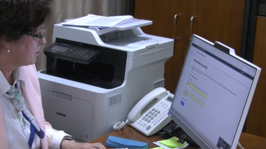 Na snímke monitor s eprihláškou.