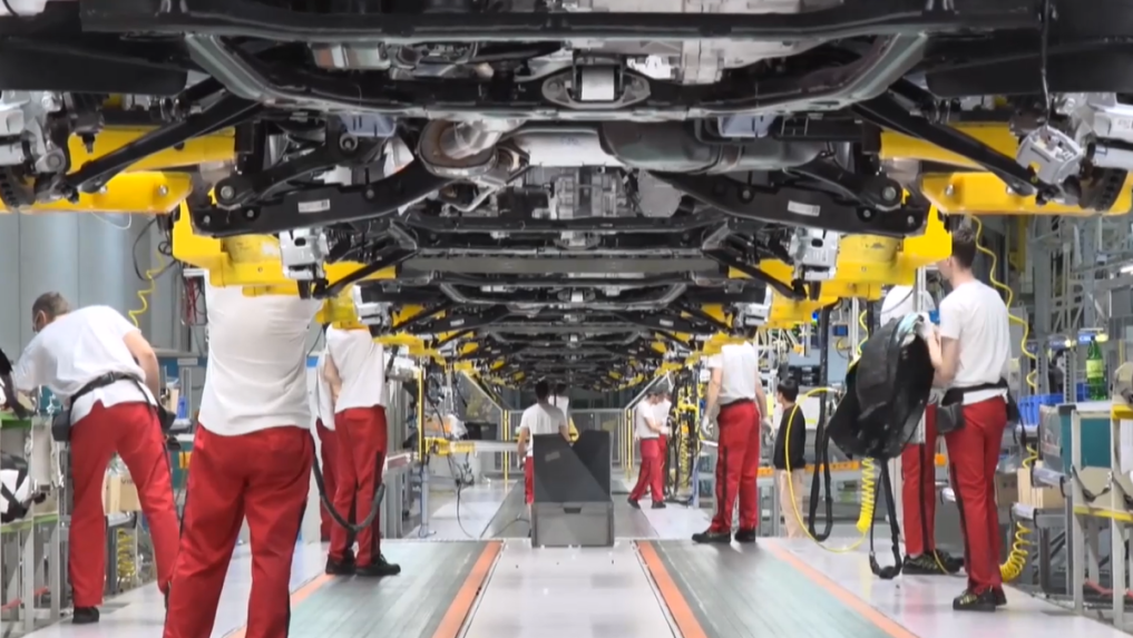 Na snímke výroba áut.