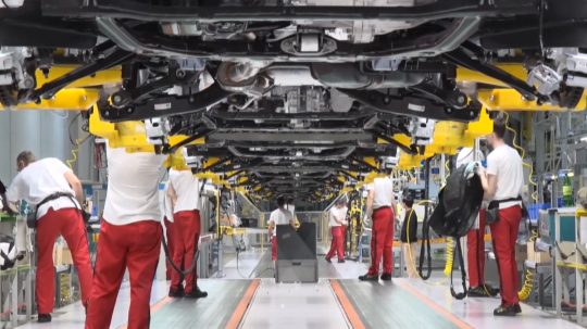 Na snímke výroba áut.