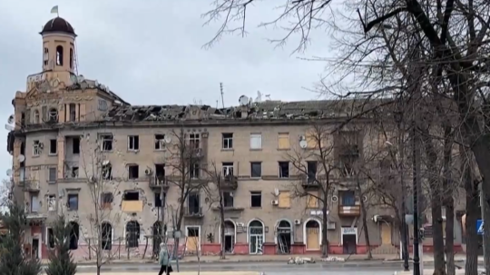 Ruský postup na východe Ukrajiny núti ľudí k evakuácii: Letecké bomby a drony dopadajú do mestských centier či na rodinné domy