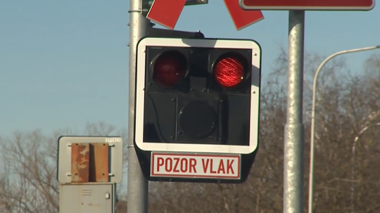 Vodiči na železničných priecestiach ignorujú výstražné svetlá aj závory. Polícia preto zvýšila kontroly
