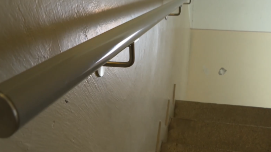 Obyvatelia sedemposchodovej bytovky v Senici zostali zo dňa na deň bez výťahu.