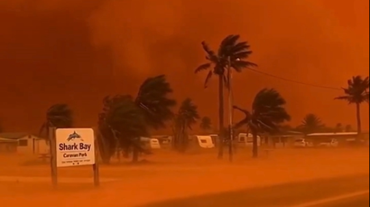 Na snímke červená obloha.