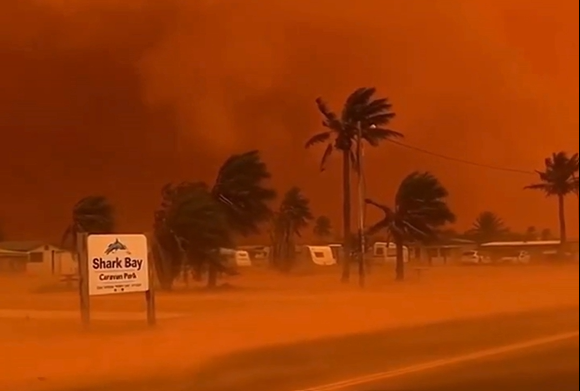 Na snímke červená obloha.