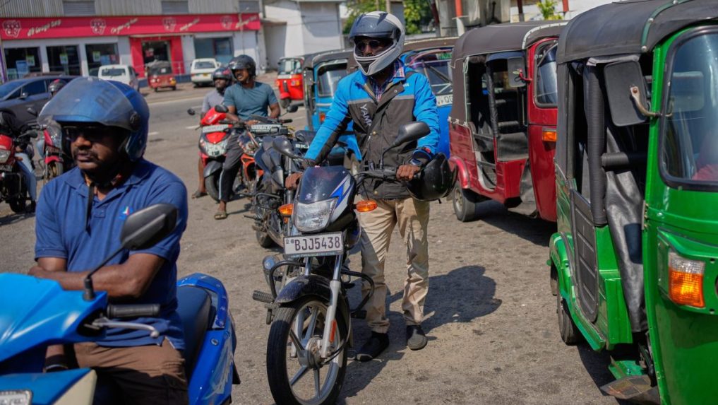 Ľudia čakajú v rade na nákup pohonných hmôt v Kolombe na Srí Lanke.