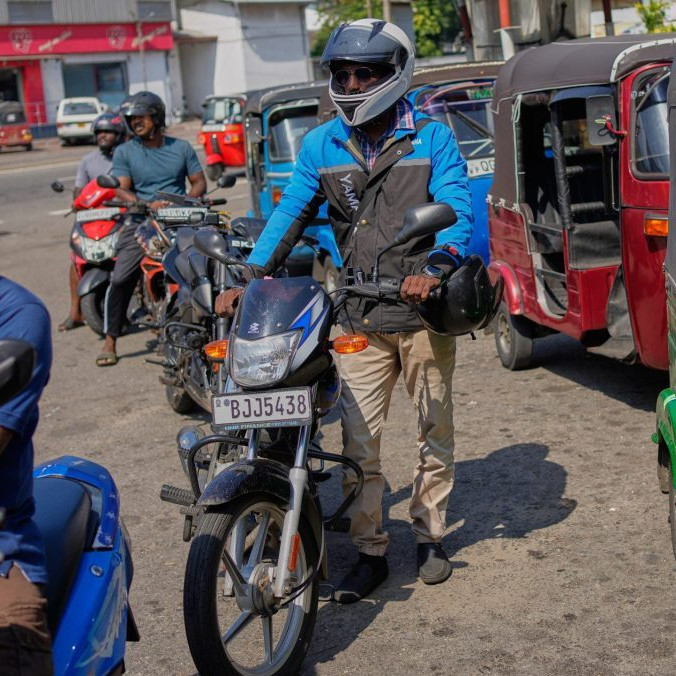 Ľudia čakajú v rade na nákup pohonných hmôt v Kolombe na Srí Lanke.