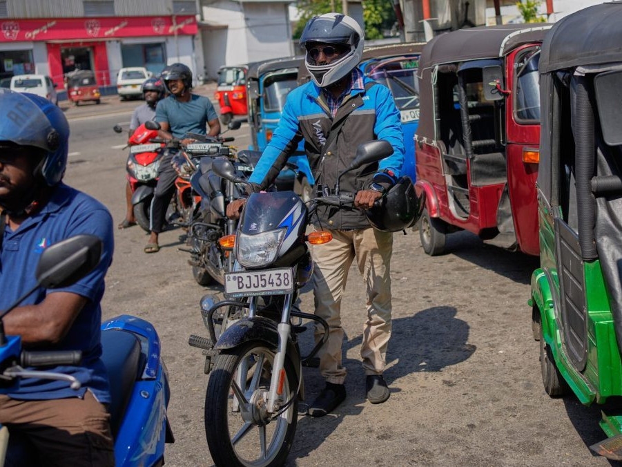 Ľudia čakajú v rade na nákup pohonných hmôt v Kolombe na Srí Lanke.