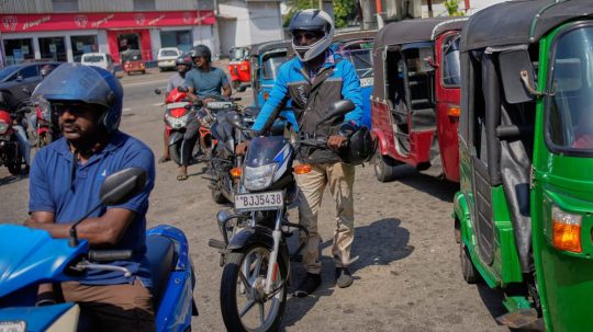 Ľudia čakajú v rade na nákup pohonných hmôt v Kolombe na Srí Lanke.