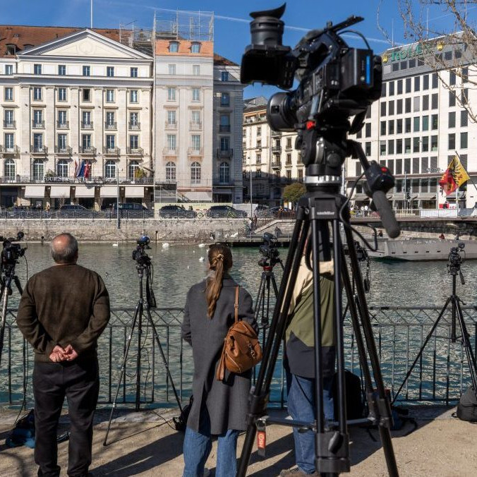 Novinári sú pred hotelom Bergues v Ženeve vo štvrtok 26. februára 2026.