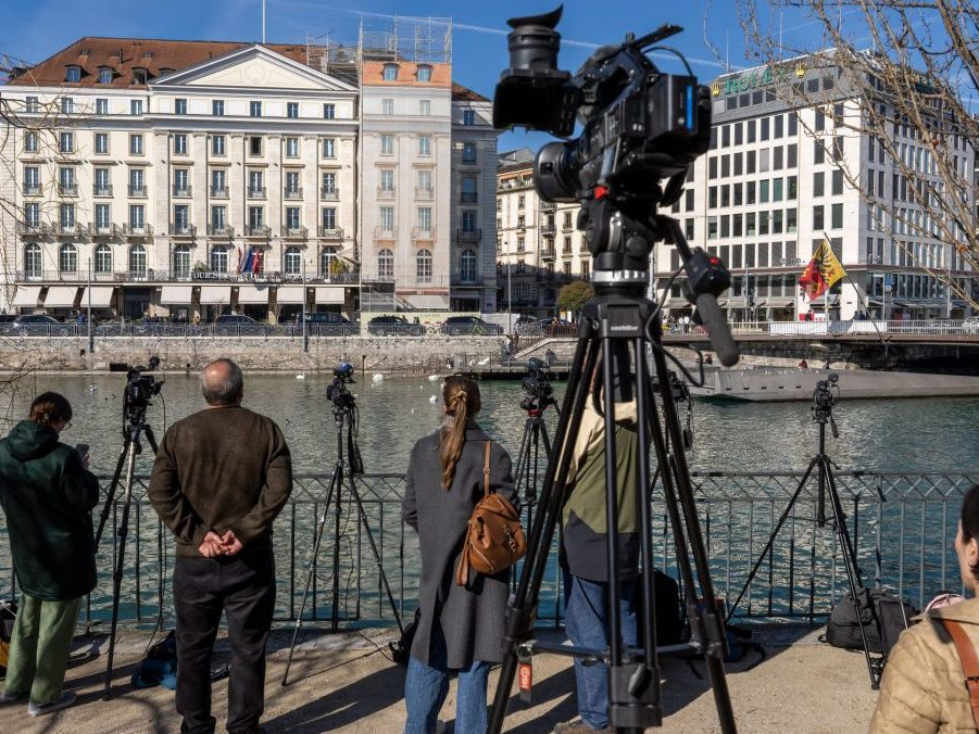 Novinári sú pred hotelom Bergues v Ženeve vo štvrtok 26. februára 2026.