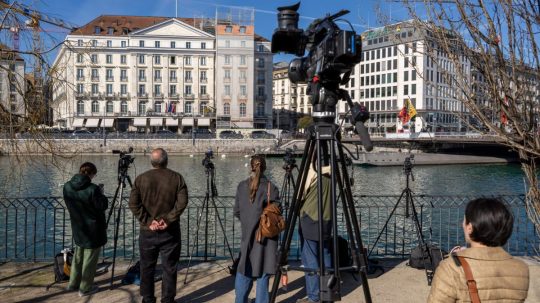 Novinári sú pred hotelom Bergues v Ženeve vo štvrtok 26. februára 2026.
