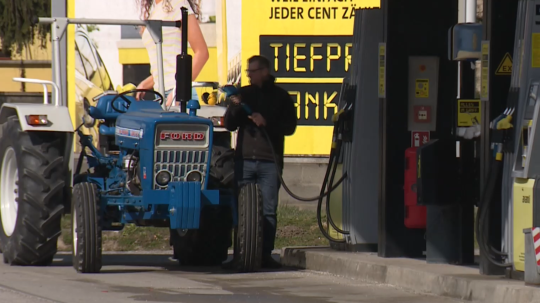traktor na čerpacej stanici
