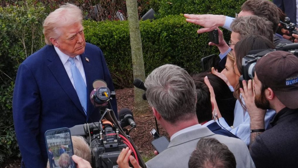 Prezident USA Donald Trump odpovedá na otázky novinárov.