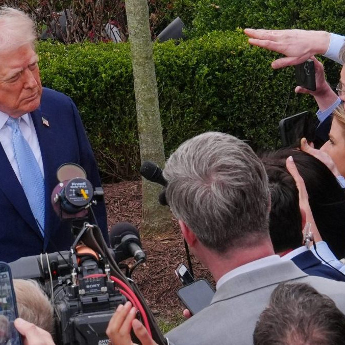 Prezident USA Donald Trump odpovedá na otázky novinárov.