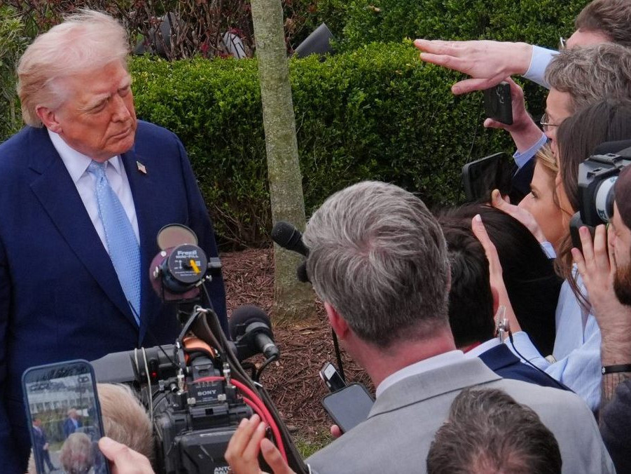 Prezident USA Donald Trump odpovedá na otázky novinárov.