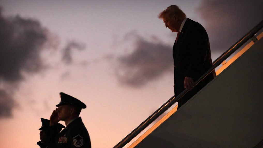 Donald Trump vychádza z Air Force One.