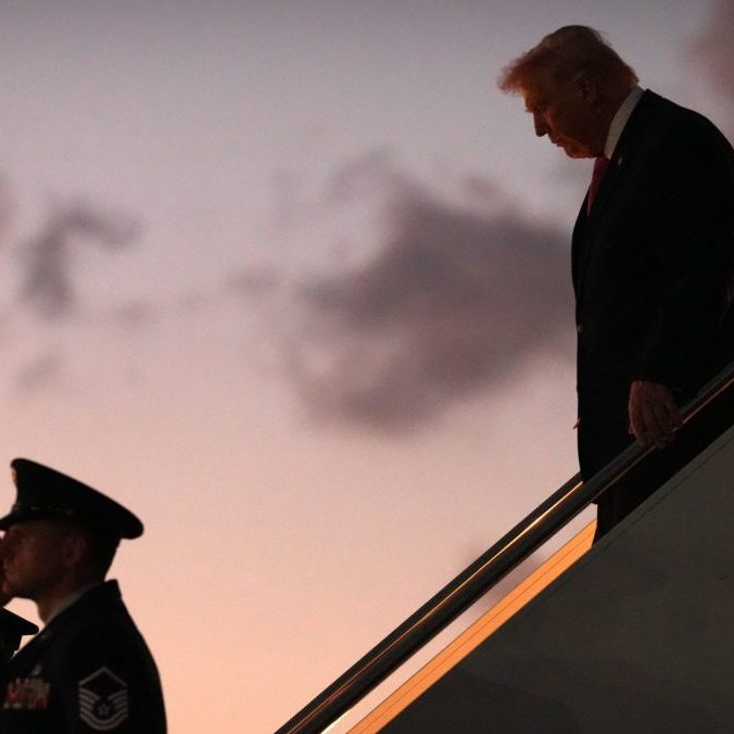 Donald Trump vychádza z Air Force One.