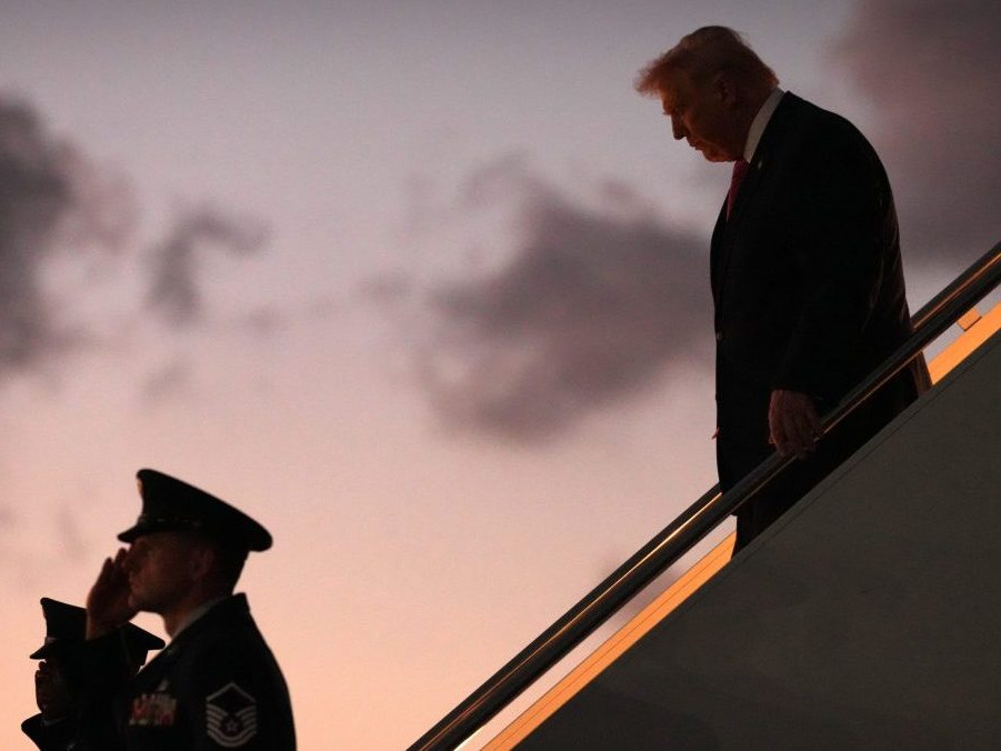 Donald Trump vychádza z Air Force One.