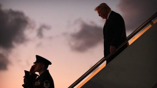 Donald Trump vychádza z Air Force One.