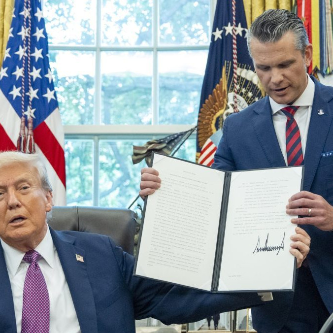 Prezident USA Donald Trump a minister obrany Pete Hegseth.