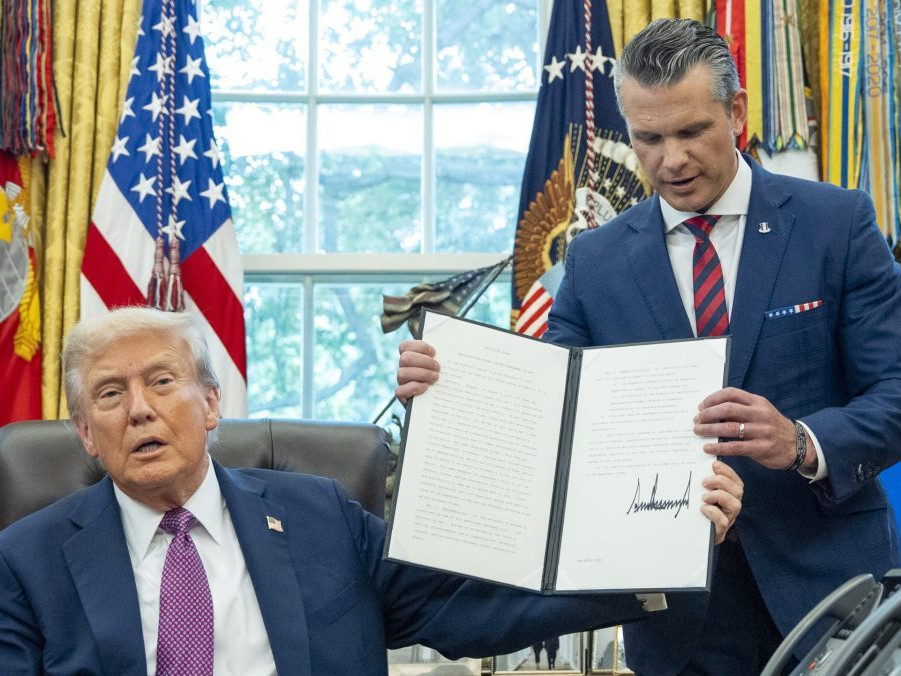 Prezident USA Donald Trump a minister obrany Pete Hegseth.